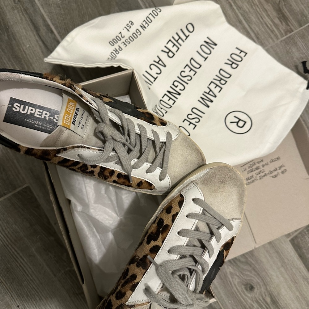 Beautiful golden goose animal print